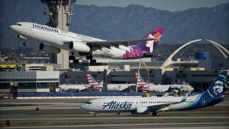 107361757 1705679789235 gettyimages 1825455450 HAWAIIAN ALASKA AIR