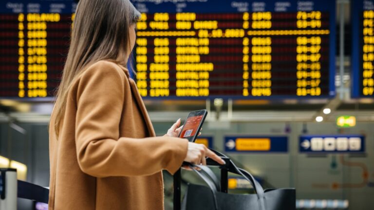 108027869 1725036434016 gettyimages 1975079336 airport couple 9066