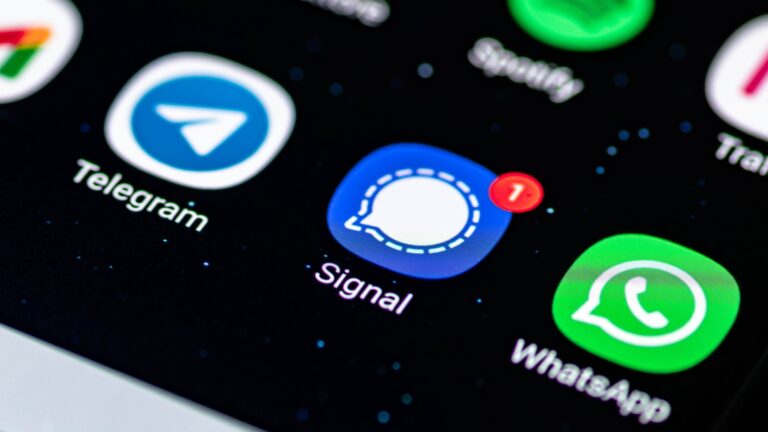 Telegram Signal WhatsApp