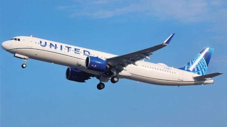 3 United to flight attendants Put away your phone or you are fired