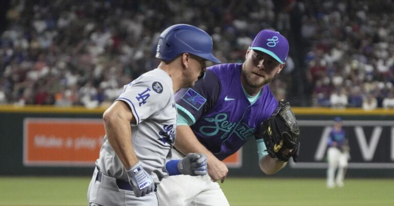 urlhttps3A2F2Fcalifornia times brightspot.s3.amazonaws.com2F6d2Fac2Faefa9a584f76a01d6692ac9d31362Fdodgers diamondbacks baseball 33572